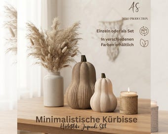 May include: A white ceramic vase filled with dried pampas grass, two ribbed ceramic pumpkins in beige and brown, and a candle in a woven holder. Text on the image includes AS DEKO PRODUCTION, Einzeln oder als Set, In verschiedenen Farben erhältlich, and Minimalistische Kürbisse Herbstdeko Japandi Stil.