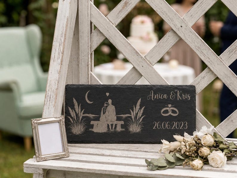 Personalisierte Schieferplatte zur Hochzeit mit Brautpaar auf einer Bank unter dem Mond, Namen und Datum