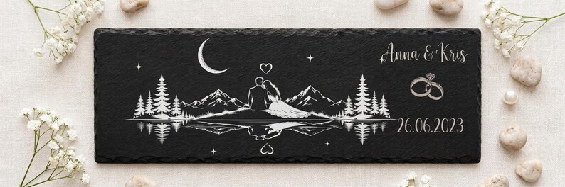 Motiv Liebespaar am See vor Bergen und Mond, Gravur auf Schiefer