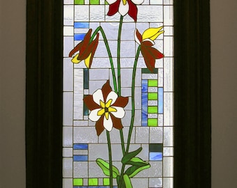 Flores de Columbine sobre panel geométrico de vidriera de 20" x 54,5"