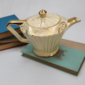 Vintage Art Deco Sadler Teapot – Made in England – Creamy Yellow Gold Floral – 1930s Collectible