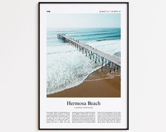 Op de afbeelding: Ingelijste print met een schilderachtig uitzicht op Hermosa Beach, Californië. De afbeelding toont een lange pier die zich uitstrekt in de oceaan, met golven die op de zandstranden breken. De lucht is lichtblauw en de print bevat de tekst "Hermosa Beach, Californië, Verenigde Staten."
