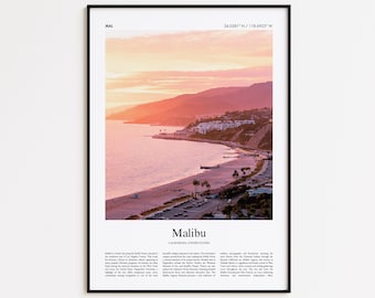 Op de afbeelding: Een ingelijste print met een schilderachtig uitzicht op Malibu, Californië, bij zonsondergang. De foto toont de kustlijn, het strand en de bergen onder een roze en oranje lucht. De print bevat de naam "Malibu" en coördinaten.