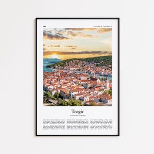 Könnte beinhalten: Ein gerahmter Druck mit einer malerischen Ansicht von Trogir, Kroatien, mit roten Ziegeldächern, einer Küstenlinie und einem Sonnenuntergang. Der Druck enthält den Text "Trogir" und geografische Koordinaten. Das Bild ist vor einem weißen Hintergrund.