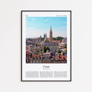 Può includere: Una stampa incorniciata con una vista panoramica di Caen, Francia, sotto un cielo azzurro. L'immagine mostra un paesaggio urbano con un'imponente guglia della chiesa, tetti di tegole rosse e la scritta "Caen" in basso. Le coordinate sono elencate in alto.