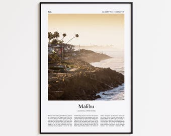 Op de afbeelding: Een ingelijste print met een kustlandschap van Malibu, Californië, onder een warme, gouden hemel. De afbeelding toont een rotsachtige kustlijn, gebouwen en palmbomen. Het woord "Malibu" staat prominent afgebeeld.