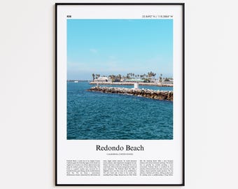 Op de afbeelding: Een ingelijste print met een schilderachtig uitzicht op Redondo Beach, Californië, onder een heldere blauwe lucht. De afbeelding toont een golfbreker, kalm turquoise water en een verre kustlijn met palmbomen. De tekst "Redondo Beach" staat onderaan.