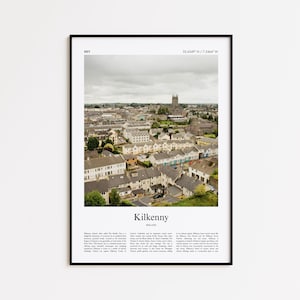 Op de afbeelding: Een ingelijste print met een luchtfoto van Kilkenny, Ierland, onder een bewolkte hemel. De afbeelding toont een stadsgezicht met gebouwen, een kathedraal en de tekst "Kilkenny" en "Ireland" onderaan.