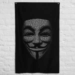 Peut inclure: Drapeau mural noir avec un motif blanc du masque de Guy Fawkes, composé de texte répété. Le drapeau rectangulaire est suspendu verticalement. Le motif du masque est centré.