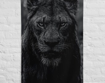 Lion Noir Drapeau Mural – Décoration Murale Lion Puissance – Tenture Murale Animale Noir et Blanc – Poster Lion Moderne – Cadeau Motivation