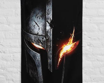 Drapeau Casque Spartiate Feu – Décoration Murale Guerrier Antique – Art Dark Puissance & Discipline – Wall Art Mindset
