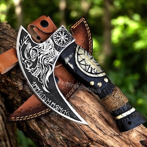 Puede incluir: Un juego de tres tazas de cerámica con un acabado moteado y mate. Las tazas son en tonos crema, gris claro y gris oscuro. Cada taza tiene un diseño simple y minimalista y un asa redondeada. Las tazas están apiladas una encima de otra.