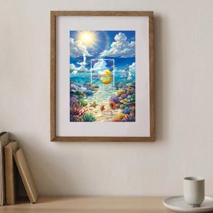 Puede incluir: Una impresión artística enmarcada que presenta una vibrante escena submarina con un cielo soleado, nubes y un arcoíris. La obra de arte representa un patito de goma amarillo en un portal, rodeado de coloridos corales, peces y gaviotas. El marco es de madera.