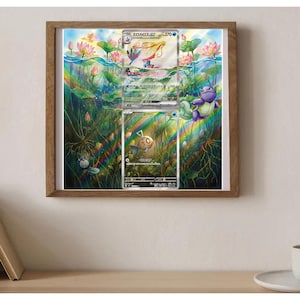 Puede incluir: Obra de arte enmarcada con tres cartas coleccionables con texto japonés, que representan criaturas acuáticas en una escena acuática vibrante y colorida. La obra incluye un arcoíris, flores de loto y una tortuga. El marco es de madera.