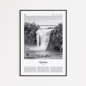 Puede incluir: Impresión enmarcada en blanco y negro que representa una cascada en Quebec, Canadá. La imagen incluye un puente y el texto "Québec" y coordenadas. La impresión se muestra en un marco negro.