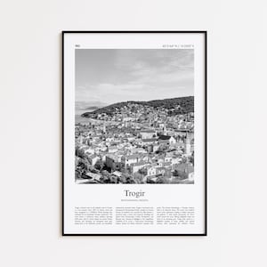 Könnte beinhalten: Schwarz-Weiß-Druck von Trogir, Kroatien, einer Küstenstadt mit Gebäuden und einer Kirche. Der Druck enthält den Text "Trogir" und Koordinaten. Das Bild befindet sich in einem schwarzen Rahmen.