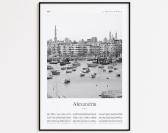 Może przedstawiać: Czarno-biały oprawiony wydruk Aleksandrii w Egipcie. Obraz przedstawia port pełen łodzi, z budynkami i minaretem w tle. Słowo "Aleksandria" jest wydrukowane pośrodku, z tekstem poniżej.