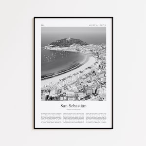 Peut inclure: Tirage encadré en noir et blanc de San Sebastián, Espagne, représentant une vue côtière de la ville avec une plage, des bâtiments et une structure au sommet d'une colline. L'impression comprend le nom de la ville et ses coordonnées.