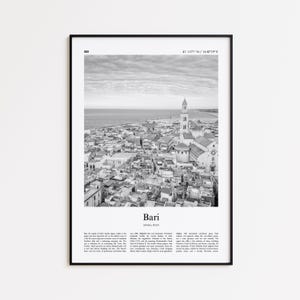 Pode incluir: Impressão emoldurada em preto e branco de Bari, Itália. A imagem mostra uma paisagem urbana com edifícios, uma igreja e o mar. A impressão inclui o nome e as coordenadas da cidade.