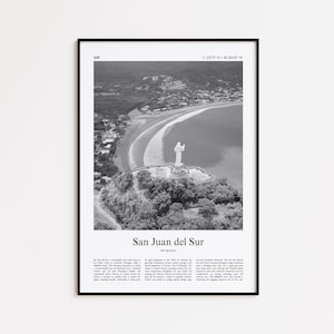 Puede incluir: Impresión enmarcada en blanco y negro que muestra San Juan del Sur, Nicaragua, desde arriba. La imagen muestra una ciudad costera con una estatua con vistas a la playa. El texto en la parte inferior dice "San Juan del Sur, Nicaragua."