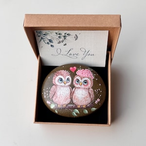 Pareja de búhos pintados a mano: regalo personalizado con tarjeta, aniversario, cumpleaños, regalos de "Te amo" para ella o para él, regalos de aniversario para padres
