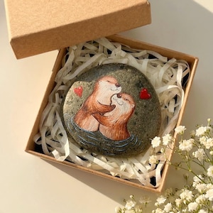 Piedra con pareja de nutrias pintada a mano, regalo sentimental de aniversario