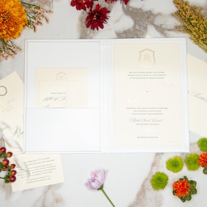 Papier d'invitation en cuir – blanc | Dimensions personnalisées et pochettes d'angle | Impression sur film avec logo ou texte