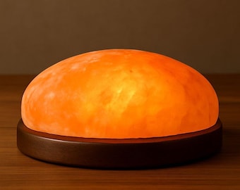 Bloque de masaje desintoxicante para pies con sal del Himalaya y base de madera oscura.