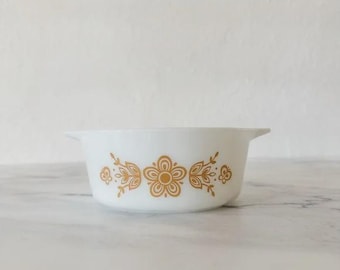 Vintage 1970s Pyrex #472 White Butterfly Gold 1-1/2Pt Casserole Dish