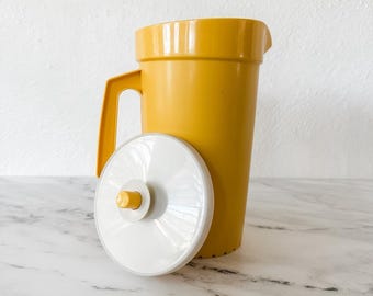 Vintage Tupperware Daffodil 2 Quart Pitcher + Lid