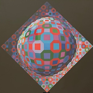 Puede incluir: Una impresi&oacute;n de arte geom&eacute;trico abstracto colorida que presenta una esfera hecha de cuadrados y rect&aacute;ngulos en tonos de rojo, azul, verde, rosa y morado. La esfera est&aacute; rodeada por un marco en forma de diamante.
