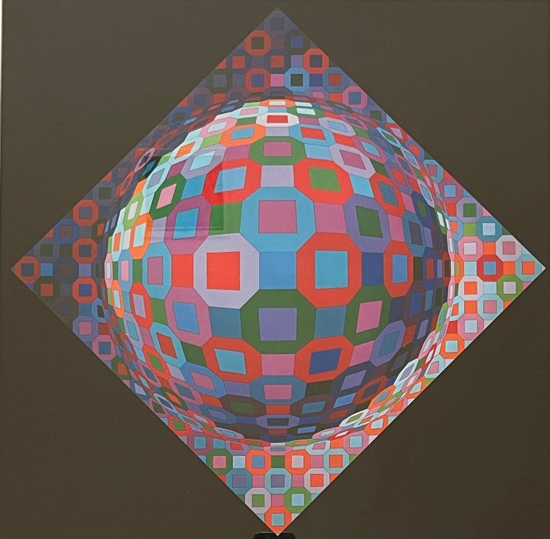 Puede incluir: Una impresi&oacute;n de arte geom&eacute;trico abstracto colorida que presenta una esfera hecha de cuadrados y rect&aacute;ngulos en tonos de rojo, azul, verde, rosa y morado. La esfera est&aacute; rodeada por un marco en forma de diamante.