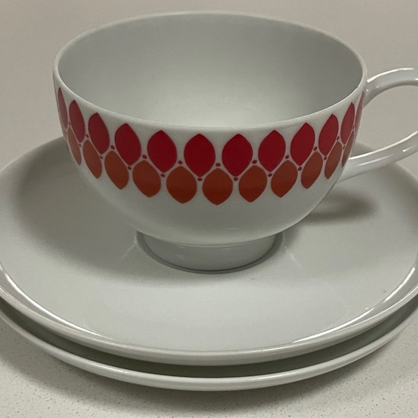 Vintage Melitta Germany Red Orange Design Cup + Saucers Dinnerware Kitchenware Modern