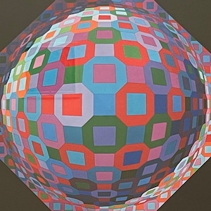 Puede incluir: Un patr&oacute;n geom&eacute;trico abstracto colorido con un efecto 3D. El patr&oacute;n est&aacute; formado por cuadrados y rect&aacute;ngulos en varios tonos de rojo, azul, verde, rosa y morado.
