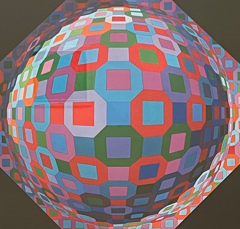 Puede incluir: Un patr&oacute;n geom&eacute;trico abstracto colorido con un efecto 3D. El patr&oacute;n est&aacute; formado por cuadrados y rect&aacute;ngulos en varios tonos de rojo, azul, verde, rosa y morado.