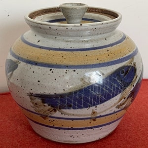 Jarra de cerámica decorativa vintage de los años 80 hecha a mano con forma de pez, de cerámica, de gres, firmada por Muehler