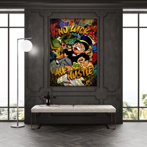 Op de afbeelding: Een ingelijst kunstwerk met een cartoonillustratie van een rijke man met een snor, hoge hoed en sigaar, liggend op geldbuidels. De achtergrond is in graffiti-stijl met de woorden "NO LUCK ALL HUSTLE".