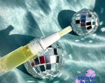 Olio per cuticole per la guarigione delle unghie, rinforza e illumina. Profumato con fragola, arancia e crema al limone. Contiene menta piperita, olio di jojoba e vitamina E.