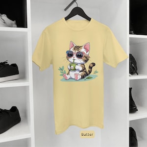 Camiseta Kawaii Kitty Matcha, camiseta de gato adorable, camiseta de felino de dibujos animados, gafas de sol y bandera, colores suaves, estilo minimalista, top unisex