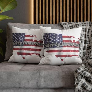 Funda de almohada con la bandera de EE. UU. "La libertad vive aquí" – Diseño de mapa patriótico estadounidense – Decoración del hogar para el 4 de julio