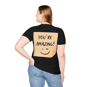 Koszulka „You’re Amazing” – Koszulka z pozytywnym przypomnieniem – Wzór na samoprzylepną karteczkę z mrugnięciem – Koszulka z życzliwością – Podnoszący na duchu prezent – Wsparcie w zakresie zdrowia psychicznego