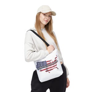 Sac fourre-tout Liberty Lives Here - Cadeau patriotique avec drapeau des États-Unis - Sac en toile avec carte des États-Unis