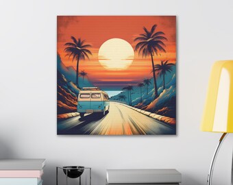 Puede incluir: Una impresión en lienzo que representa una escena costera con una furgoneta azul claro conduciendo por una carretera hacia una puesta de sol. Las palmeras bordean la carretera y el horizonte. El cielo pasa de naranja a amarillo, con un gran sol.