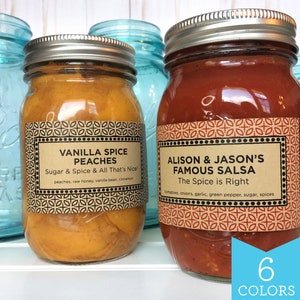 Peut inclure: Deux bocaux en verre avec des étiquettes. Le bocal de gauche contient une confiture de pêche jaune avec une étiquette qui indique "Vanilla Spice Peaches Sugar & Spice & All That's Nice!" Le bocal de droite contient une salsa rouge avec une étiquette qui indique "Alison & Jason's Famous Salsa The Spice is Right!"