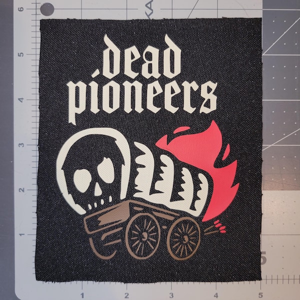 DEAD PIONEERS-bandpatch, vinyl op katoencanvas