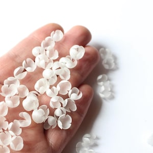 Seidensatin Organza Mini Blumen mit Knospen 30 Stück - handgemachte Hochzeitsblumen, Blüten Applikation, Blütenblätter, Braut Kopfschmuck