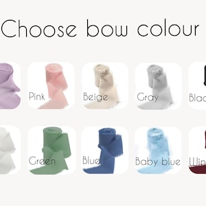 Op de afbeelding: Afbeelding met een selectie van lintkleuren: lila, roze, beige, grijs, zwart, wit, groen, blauw, babyblauw en wijnrood. De tekst "Choose bow colour" staat bovenaan. Elke kleur wordt gepresenteerd als een opgerold lint met gerafelde randen.