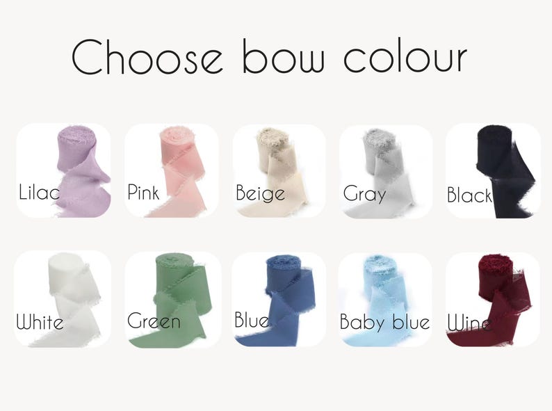 Op de afbeelding: Afbeelding met een selectie van lintkleuren: lila, roze, beige, grijs, zwart, wit, groen, blauw, babyblauw en wijnrood. De tekst "Choose bow colour" staat bovenaan. Elke kleur wordt gepresenteerd als een opgerold lint met gerafelde randen.