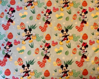 Tissu Mickey et Minnie Mouse, chasse aux œufs, 30 x 42 po.
