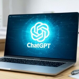 Może przedstawiać: Laptop z niebieskim ekranem, na którym wyświetla się logo ChatGPT, biały stylizowany symbol przypominający mózg z tekstem "ChatGPT" poniżej. Laptop stoi na drewnianym stole z długopisem i notesem.
